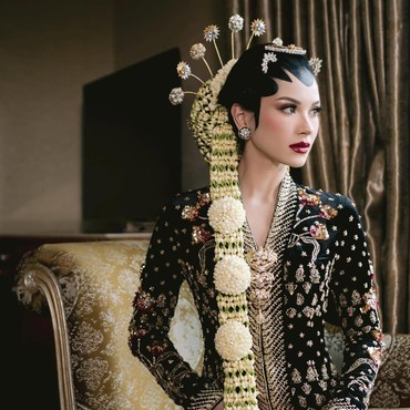 Ditiup Asap Rokok, Detail Riasan Khas Jawa Alyssa Daguise yang Jalani Ritual Sembogo