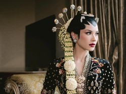 Ditiup Asap Rokok, Detail Riasan Khas Jawa Alyssa Daguise yang Jalani Ritual Sembogo