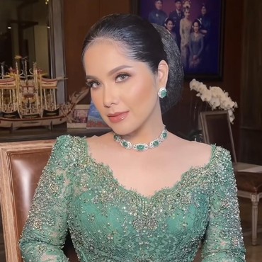 Tak Kalah Curi Perhatian seperti Blue Sapphire Maia, Intip Harga Perhiasan Zamrud Annisa Pohan