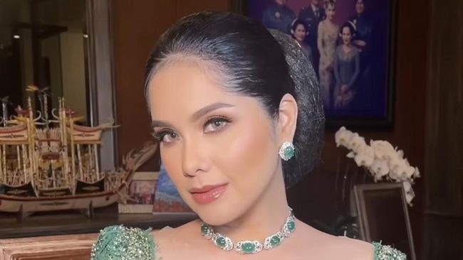 Tak Kalah Curi Perhatian seperti Blue Sapphire Maia, Intip Harga Perhiasan Zamrud Annisa Pohan
