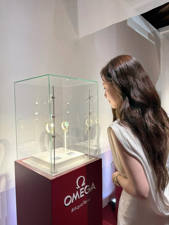 Di dalam acara peluncuran global Omega Aqua Terra, Han Ji Min berkesempatan untuk memperkenalkan produk terbaru brand berupa jam tangan Aqua Terra berbasis perhiasan emas dengan 12 variasi model berbeda./ Foto: instagram.com/roma.emo