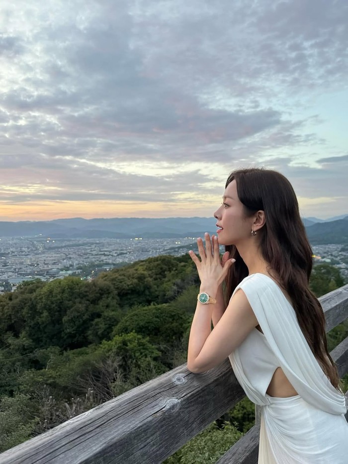 Di samping itu, gaya Han Ji Min di peluncuran global Omega Aqua Terra juga sukses mengingatkan publik akan perannya sebagai Kang Ji Yoon di drama Love Scout karena memiliki aura bersinar serupa./ Foto: instagram.com/roma.emo