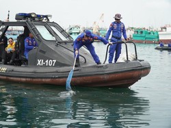 Sambut Hari Bhayangkara, Ditpolairud Polda Bali Gelar Sapu Bersih Sampah Laut