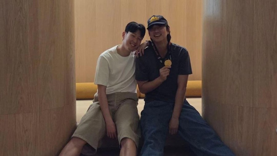 Gong Yoo dan Son Heung Min menunjukkan momen persahabatannya&period;