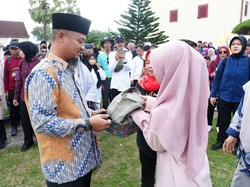 Andi Sudirman Salurkan Bantuan Pendidikan Rp 1 Juta Tiap Siswa SLB di Sulsel