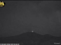 Kilatan Cahaya Terekam CCTV Gunung Raung, Diduga Jalur Magma Terbuka