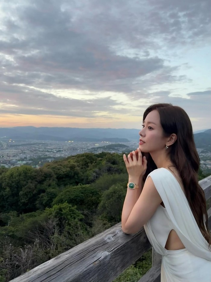 Han Ji Min mengenakan salah satu koleksi jam tangan Omega Aqua Terra untuk melengkapi penampilan mewahnya. Sang aktris melingkarkan jam tangan Aqua Terra bewana hijau untuk menambah kesan magis penampilannya./ Foto: instagram.com/roma.emo