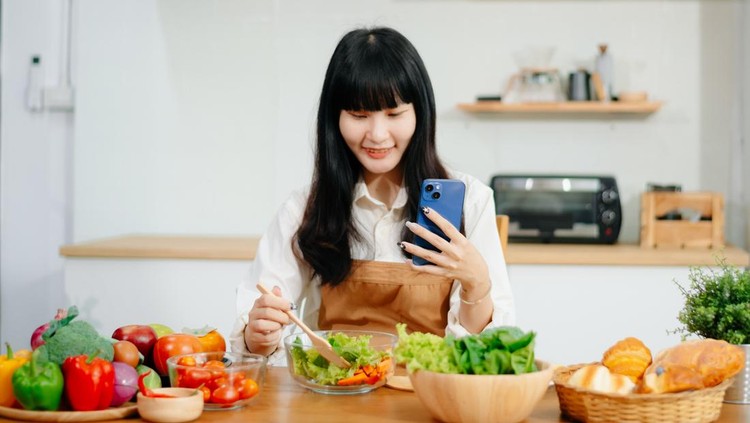 Ilustrasi Makan dan Bermain ponsel
