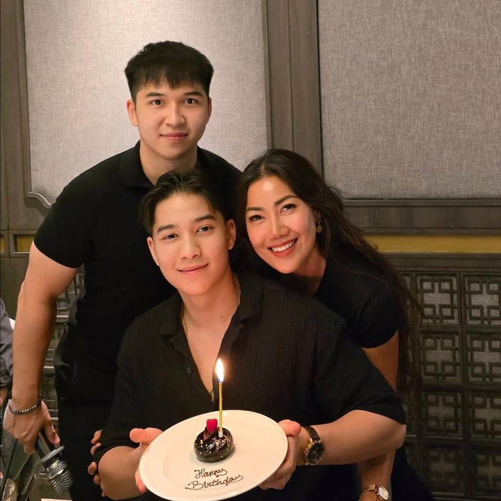 <p>Dalam unggahan di Instagram, Inge mem-posting potret bersama kedua putranya di acara spesial ini. Perlu diketahui, anak pertama Inge dan Ari yakni Kenzo Wibowo sudah berusia 17 tahun. Sementara itu, Marco baru saja berulang tahun ke-16. "Cinta kamu banyak² Abul and Kenstut," tulis Inge dalam unggahan bersama kedua putranya. (Foto: Instagram @inge_anugrah)</p>