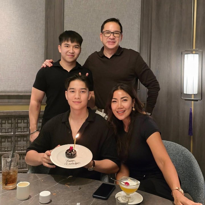 <p>Perayaan ulang tahun Marco diadakan secara sederhana di sebuah restoran hotel di Jakarta. Dalam acara ini, Inge dan Ari kompak mengenakan pakaian berwarna hitam, sama seperti kedua anak mereka. (Foto: Instagram @inge_anugrah)</p>