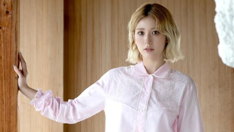 Jeon Somi Foto Jeon Somi, penyanyi Korea Selatan di bawah asuhan THEBLACKLABEL, diambil dari Instagram pribadinya.