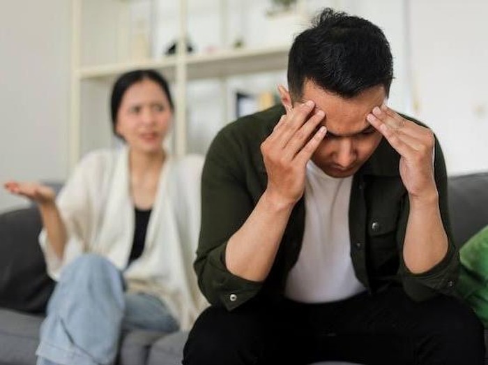 Cinta sejati membawa rasa bahagia meski ada tantangan di dalamnya. Tetapi jika yang lebih dominan adalah rasa takut, baik takut ditinggalkan, takut sendiri, atau takut memulai lagi, berarti kamu bertahan bukan karena cinta.