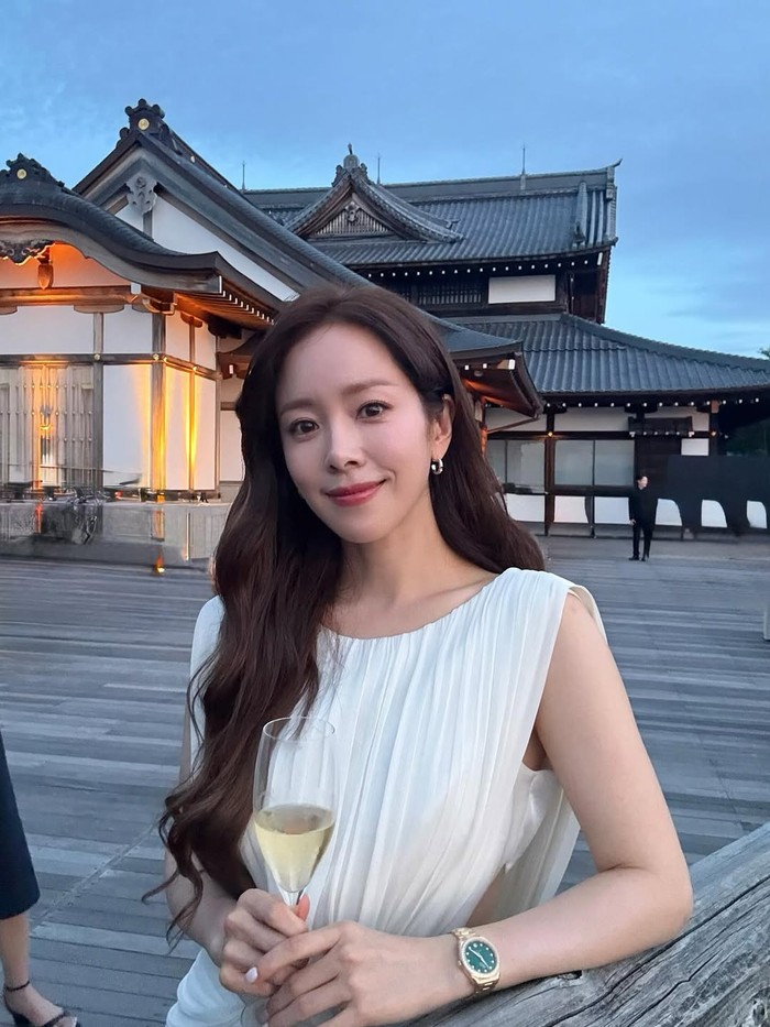 Kecantikan alami tak lekang waktu dari Han Ji Min juga mengundang perbincangan hangat berupa decak kagum dari publik yang semakin dibuat jatuh hati dengan paras anggun nan indah sang aktris lengkap dengan sikap elegannya./ Foto: instagram.com/roma.emo