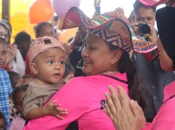 Ketum Bhayangkari Salurkan Sembako-Gelar Khitanan Massal di Raja Ampat
