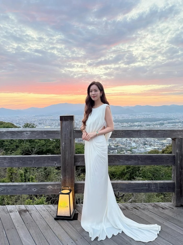 Koleksi Aqua Terra yang diluncurkan Omega di tahun ke-23 brand ingin mengukuhkan keanggunan luar penampilan beserta penyempurnaan internal secata bersamaan dan Han Ji Min memancarkan hal tersebut dengan penampilan cantiknya./ Foto: instargram.com/roma.emo