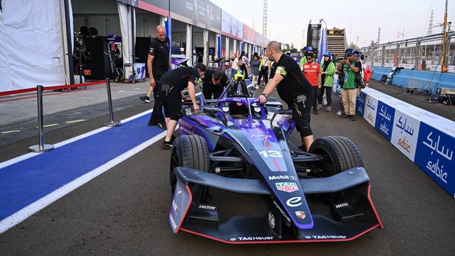 Mengunjungi pit lane jadi daya tarik penonton di Formula E Jakarta 2025. Pengalaman melihat mobil Formula E dari jarak dekat jadi pengalaman menarik.