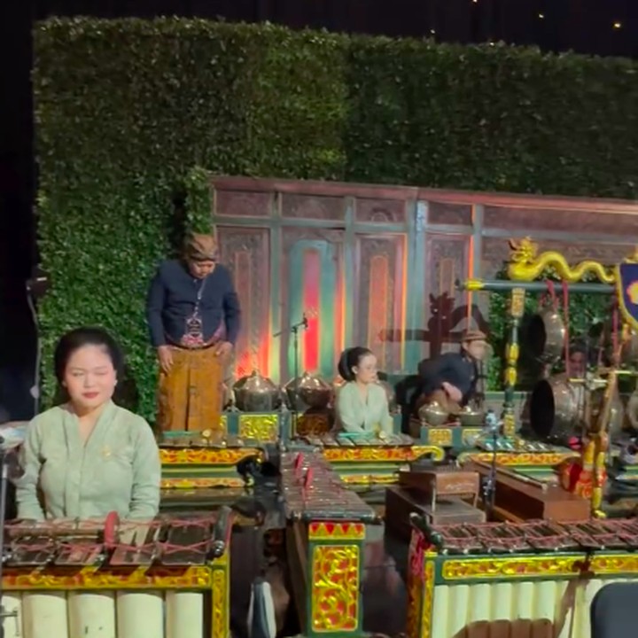 <p>Di dalam ruang acara utama, Al Ghazali dan Alyssa menyuguhkan kelompok musik yang memainkan alat tradisional Jawa, seperti gamelan. Selain gamelan, di sudut lain ruangan juga terdapat panggung hiburan untuk pengisi acara. Sementara di area lainnya, ada prajurit-prajutit ala Keraton yang ditempatkan seolah-olah sedang menjawa ketertiban acara. (Foto: Instagram @ajengkamaratih_)</p>