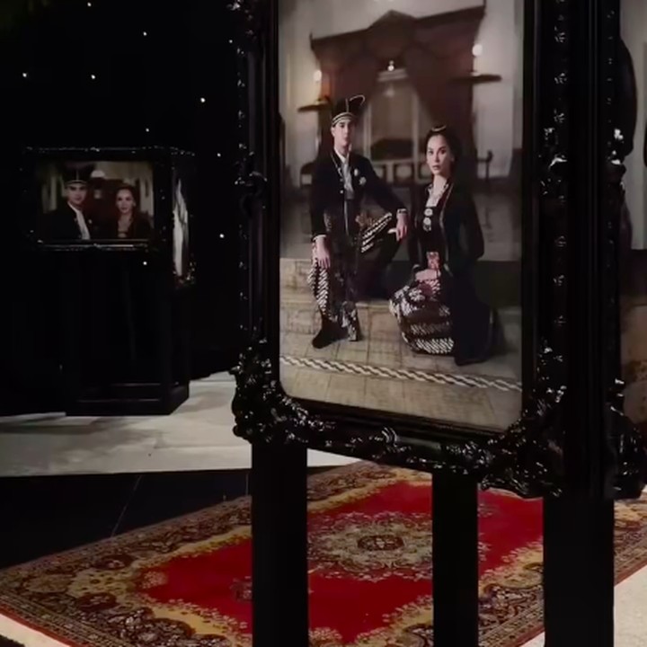 <p>Selain itu, ada satu tempat khusus yang juga memajang foto-foto Al Ghazali dan Alyssa. Ada foto saat keduanya mengenakan pakaian adat Jawa, ada pula yang mengenakan pakaian modern. (Foto: Instagram @thebridedept)</p>