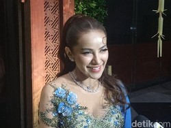 Olla Ramlan Padukan Kebaya dengan Celana Panjang Saat Kondangan