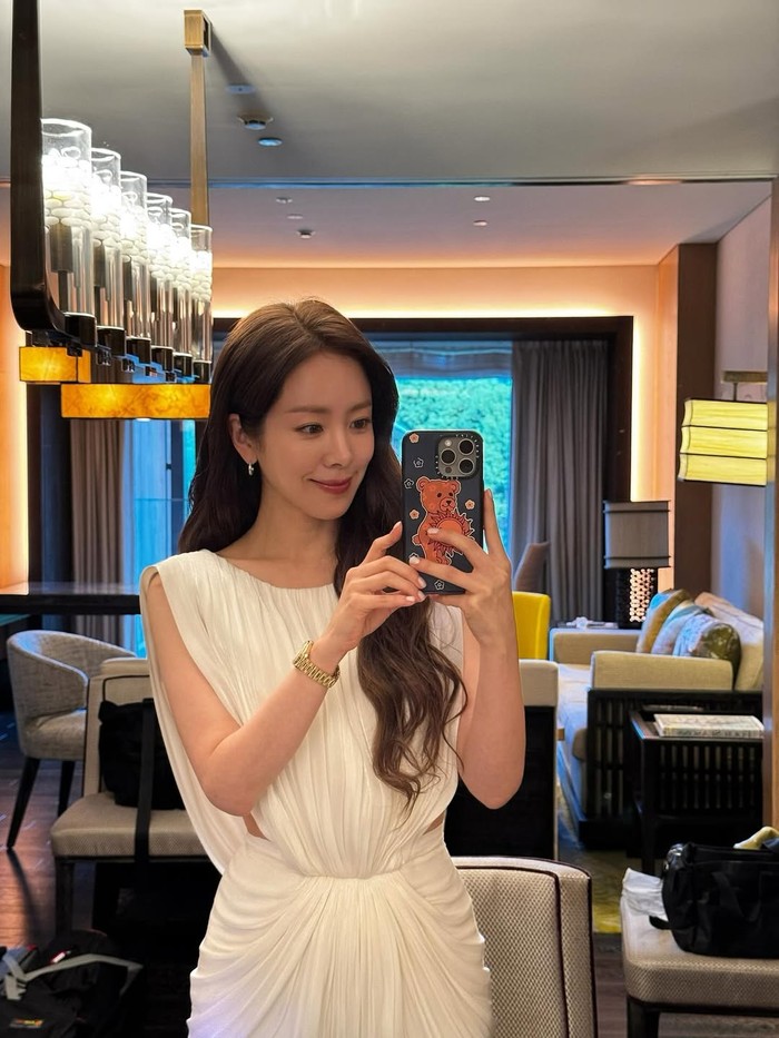 Pada (19/6/2025) lalu, Han Ji Min juga membagikan sederet foto dan momen bahagia yang diabadikannya ketika menghadiri acara peluncuran global Omega Aqua Terra melalui akun media sosial resminya, Beauties./ Foto: instagram.com/roma.emo
