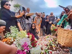 Isak Tangis Keluarga Iringi Pemakaman Desainer Hengki Kawilarang