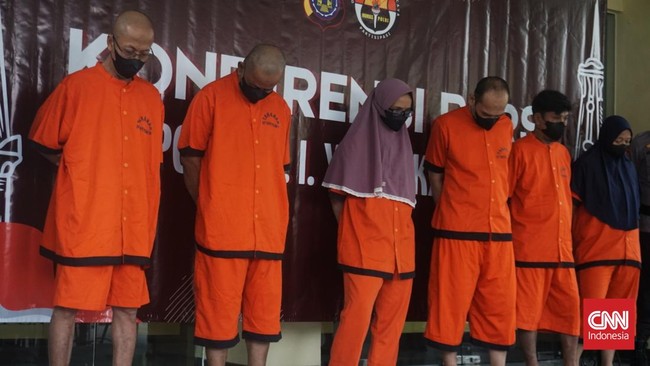 Polda DIY mengumumkan tujuh tersangka mafia tanah yang menimpa Mbah Tupon, lansia buta huruf. Enam tersangka ditahan, satu masih sakit.