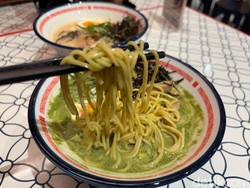 Nekat Nyobain Ramen Kuah Matcha, Gimana Ya Rasanya?