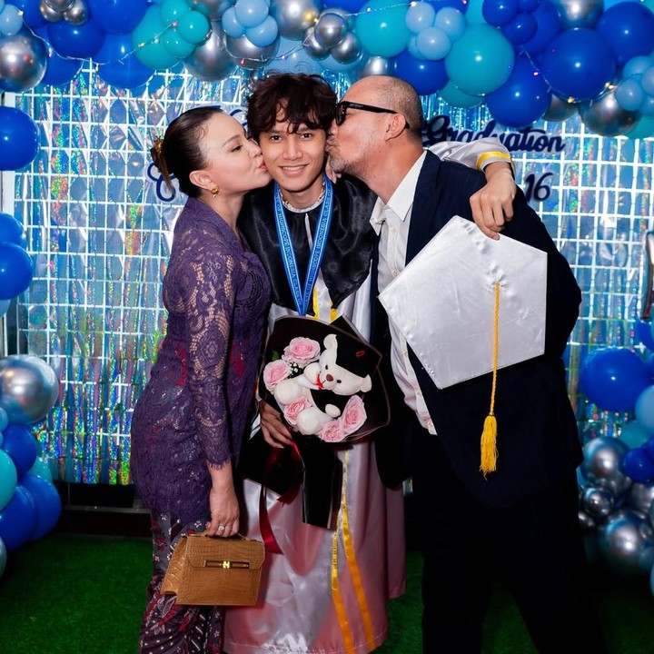 <p>Meski telah resmi berpisah, Rossa dan Yoyo berkomitmen untuk membesarkan anak bersama. Bahkan, mereka pun kompak mendampingi putranya saat wisuda kelulusan SMA. Momen itu diketahui langsung melalui beberapa foto yang dibagikan langsung oleh keduanya di akun Instagram.  (Foto: Instagram@itsrossa910)</p>