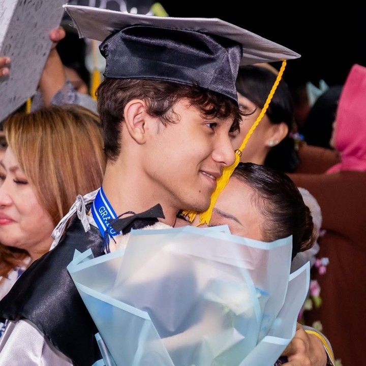 <p>Pada <em>postingan</em> itu, Rossa turut memberikan ucapan selamat dan mengungkap perasaan bangganya terhadap sang putra. “<em>Congrats </em>Langit. Gak kerasa kamu udah lulus SMA.. Ibu bangga banget sama kamu,” tulis Rossa, dikutip dari laman <em>Instagram@itsrossa910,</em> Jumat (20/6/2025). (Foto: Instagram@itsrossa910)</p>