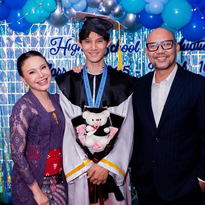<p>Sementara itu, Yoyo juga mengunggah momen kelulusan putranya dilengkapi dengan harapan dan doa terbaik. “Congrats mas Langit, tahapan kecil hari ini akan membawamu menuju impian besar, semoga Allah SWT selalu menuntun & melindungi setiap langkahmu,” tulis Yoyo, dikutip dari laman<em> Instagram@yoyoprasetyo29. </em>(Foto: Instagram@yoyoprasetyo29)</p>