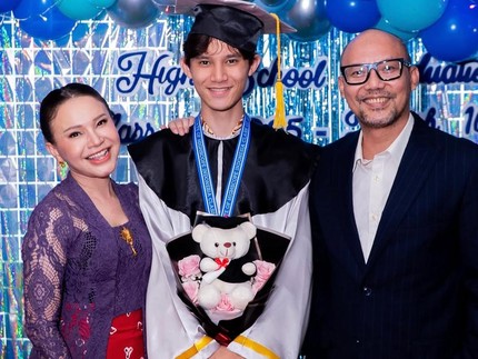 Rossa dan Yoyo Padi Hadiri Kelulusan SMA Sang Putra, Ini Potret Kebersamaannya