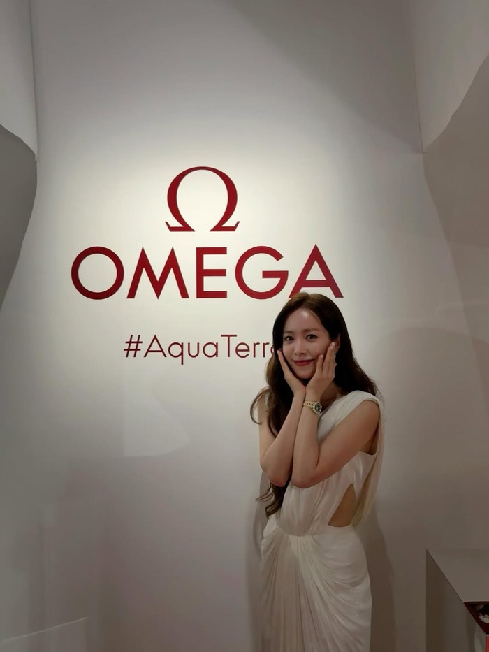 Sang aktris menyapa ramah dan menebarkan energi positifnya kepada para media pers dan publik yang juga mengabadikan momen kedatangannya dengan penampilan mahal selaras dengan citra brand perhiasan Omega./ Foto: instagram.com/roma.emo