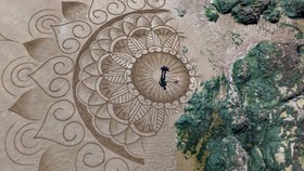 FOTO: Membuat Lukisan Mandala Rumit di Atas Pasir
