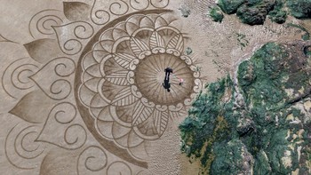 FOTO: Membuat Lukisan Mandala Rumit di Atas Pasir