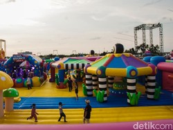 Wahana Inflatable Terbesar Dunia Hadir Pertama Kali di Indonesia