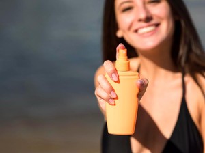BeauPicks: 4 Rekomendasi Produk Sunscreen Spray yang Praktis dan Mudah Digunakan