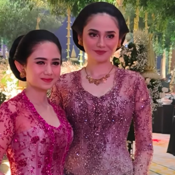 <p>Hal tersebut diketahui langsung melalui beberapa foto dan video yang dibagikan langsung oleh <em>fashion stylist</em> mereka yang bernama Ajius. Bunda penasaran bagaimana detail kebaya mereka? (Foto: Instagram@untungadaaji)</p>