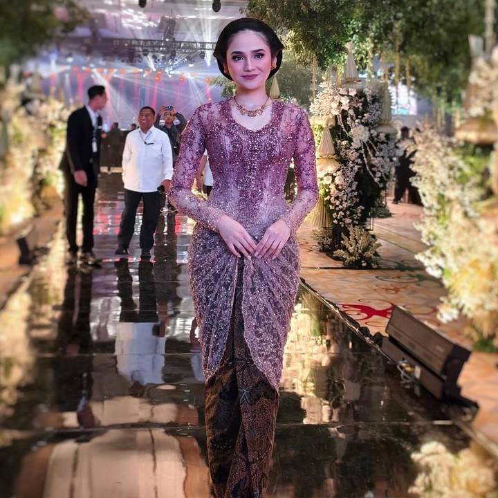 <p>Syifa melengkapi keanggunan penampilannya dengan aksesoris dari Subeng Klasik yang membuatnya semakin terlihat cantik. Ia pun berhasil menuai pujian dari publik, lho. “Cantik banget Syifa, kebayanya bagus banget,” tulis akun <em>@febriani.****</em>.  (Foto: Instagram@untungadaaji)</p>