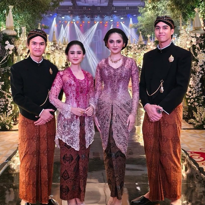 <p>Syifa Hadju dan Tissa Biani tampaknya tak pernah lepas dari sorot publik. Kedua aktris ini pun berhasil mencuri perhatian publik lewat penampilannya dengan kebaya modern di acara ngunduh mantu calon kakak ipar, Alyssa Daguise dan Al Ghazali. (Foto: Instagram@untungadaaji)</p>