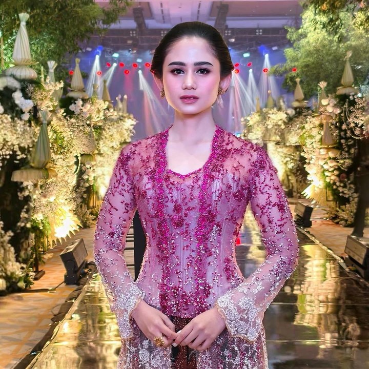 <p>Tissa Biani tak kalah memukau dengan mengenakan <em>drapery </em>kebaya. Ia juga mengenakan rancangan kebaya yang sama dengan Syifa yaitu hasil besutan Fadlan dan aksesoris dari Subeng Klasik. Penampilan calon adik ipar Al ini pun sukses bikin netizen pangling. “Trending tiktok loh saking cantiknyaa tissa,” tulis akun <em>@_zazh****.</em> “Tissa cantik anggun,” tulis akun <em>@handayanisu****. </em>(Foto: Instagram@untungadaaji)</p>