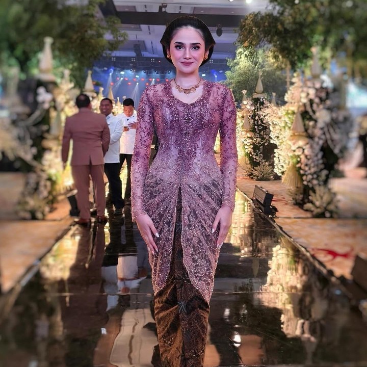 <p>Pada <em>postingan</em> itu, Syifa tampil menawan mengenakan<em> drapery</em> kebaya perpaduan palet <em>pink</em> dan siluet elegan rancangan <em>fashion designer </em>Fadlan. Pilihan materi sequin membuat penampilannya maki mewah, dilengkapi dengan tatanan rambut sanggul Jawa, Bunda.  (Foto: Instagram@untungadaaji)</p>