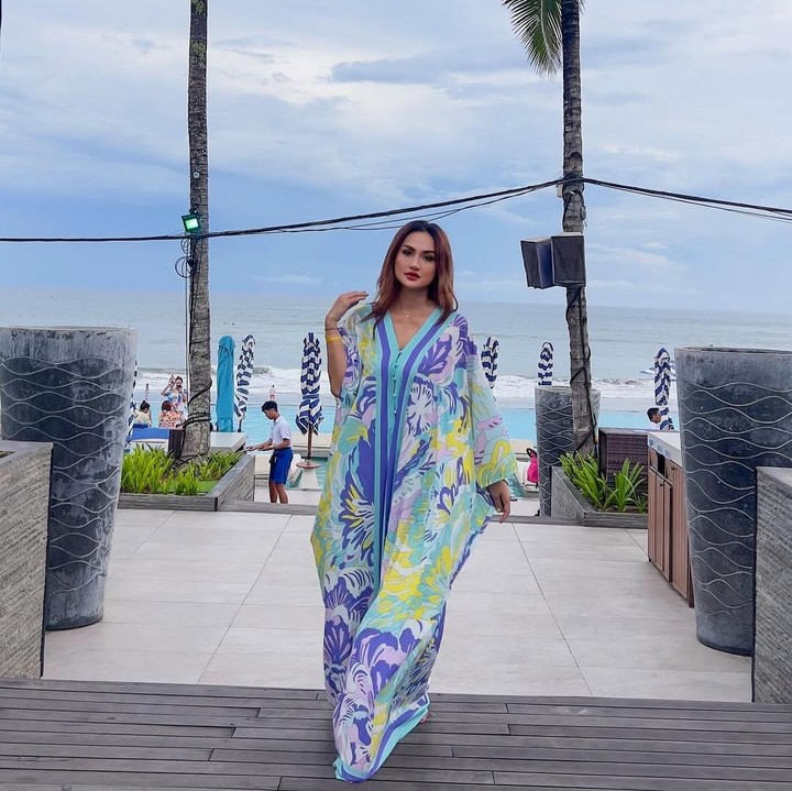 <p>Tengku Dewi&nbsp;mengaku bahwa tinggal di Bali adalah salah satu keinginannya yang akhirnya terwujud. "Pokoknya menurut aku kayak enak banget, dream living aku banget. Habis itu, enaknya di Bali itu kita bisa kerja <em>everywhere</em>, dimana saja, <em>even</em> kayak di kafe, pinggir pantai, cuma minum kopi sus atau air kelapa <em>chill</em> aja," tuturnya. (Foto: Instagram@tengkudewiputri_tdp)</p>