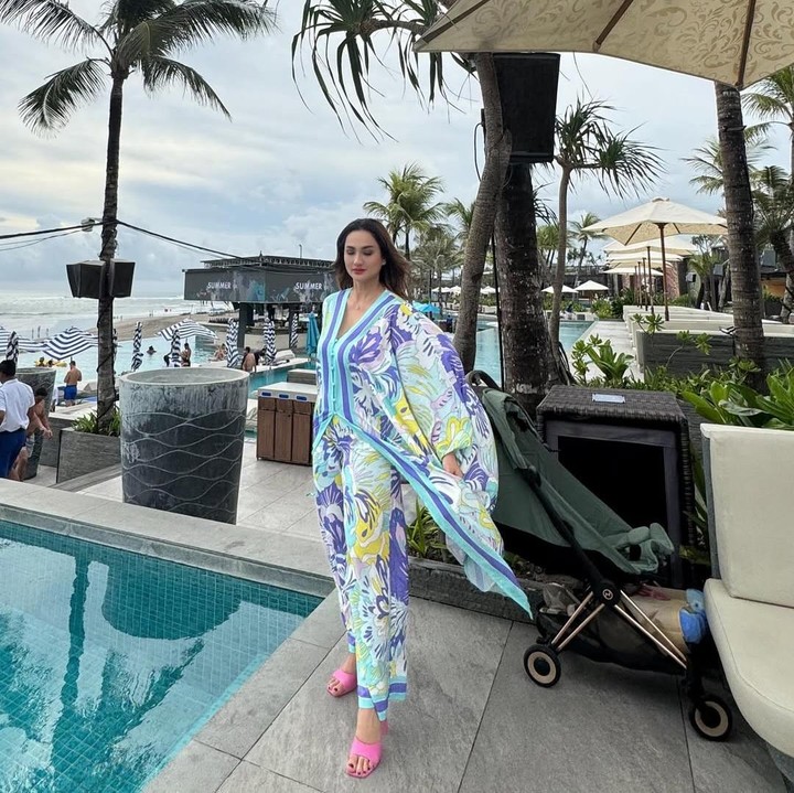 <p>Penampilan Tengku Dewi setelah bercerai banyak menuai sorotan. Beberapa netizen memuji parasnya yang makin cantik, Bunda. "Makin cantiik perasaan Tengku Dewii," tulis akun @samson_****. "Cantik banget kakak ," tulis akun @aanita****. (Foto: Instagram@tengkudewiputri_tdp)</p>