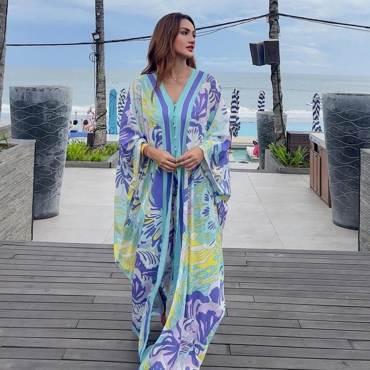 <p>Penampilan saat ini pun berhasil mencuri perhatian publik. Tak sedikit dari netizen yang salah fokus dengan parasnya yang disebut semakin cantik. “Makin cantiik perasaan Tengku Dewii,” tulis akun <em>@samson_****</em>. “Cantik banget kakak ,” tulis akun <em>@aanita****. </em>(Foto: Instagram@tengkudewiputri_tdp)</p>