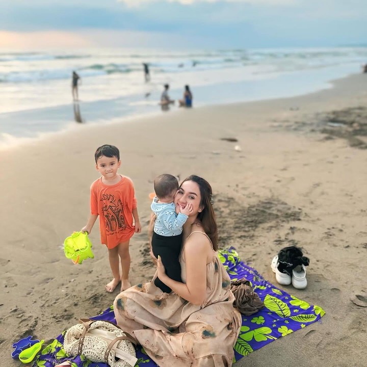 <p>Tengku Dewi juga sempat mengunggah kegiatan sehari-harinya di bali melalui akun media sosial.&nbsp;Salah satu aktivitas yang dibagikan adalah saat ia&nbsp;mengajak main kedua anaknya bermain di pinggir pantai. &ldquo;Hanya hari lain di pantai,&rdquo; tulisnya. (Foto: Instagram@tengkudewiputri_tdp)</p>