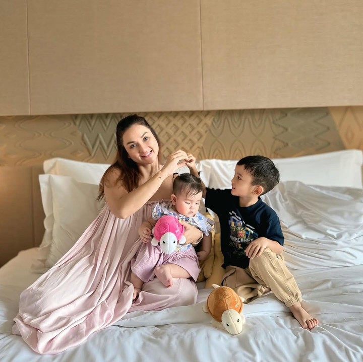 <p>Tengku Dewi sempat mengungkap rencana hidupnya itu saat menjadi bintang tamu dalam program <em>Pagi Pagi Ambyar</em> pada Januari lalu. Ia bahkan mengatakan telah mendaftarkan anak pertamanya sekolah di sana. "<em>InsyaAllah</em> (pindah ke Bali). Anak-anak juga, yang anak pertama sudah aku daftarin sekolah di sana," ujar Tengku Dewi, dikutip dari laman <em>detikcom</em>, Jumat (20/6/2025). (Foto: Instagram@tengkudewiputri_tdp)</p>