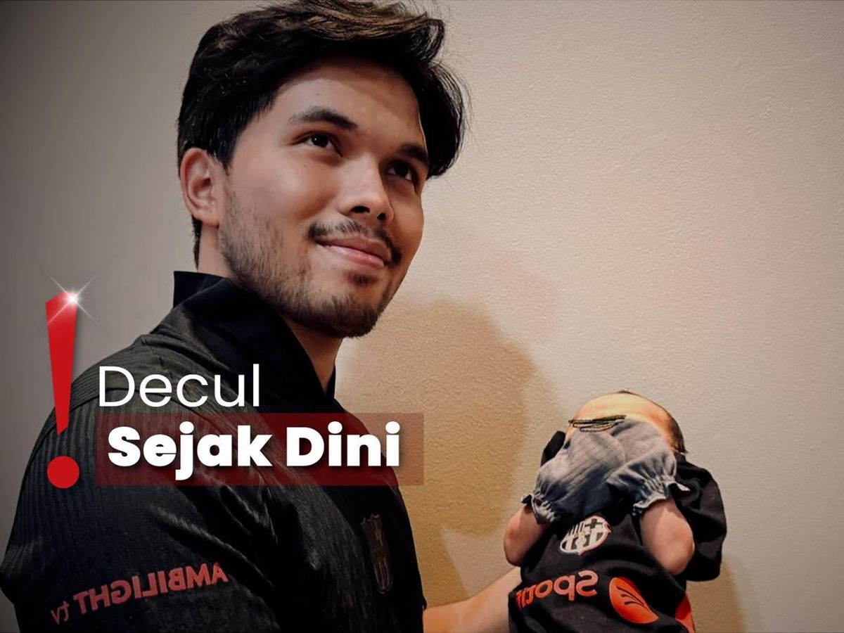 Uysiz ayolning bir shisha aroq uchun minaj berishini tomosha qiling