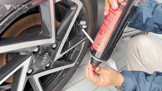 Tire repair kit adalah alat untuk mengatasi kebocoran ban yang biasanya diberikan produsen untuk mobil-mobil tak membawa ban serep.