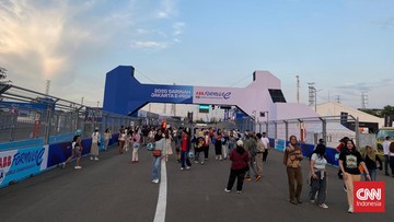 Berita Panas dari Dunia Sport CNN : Menjajal Sensasi Track Walk di Formula E Jakarta 2025