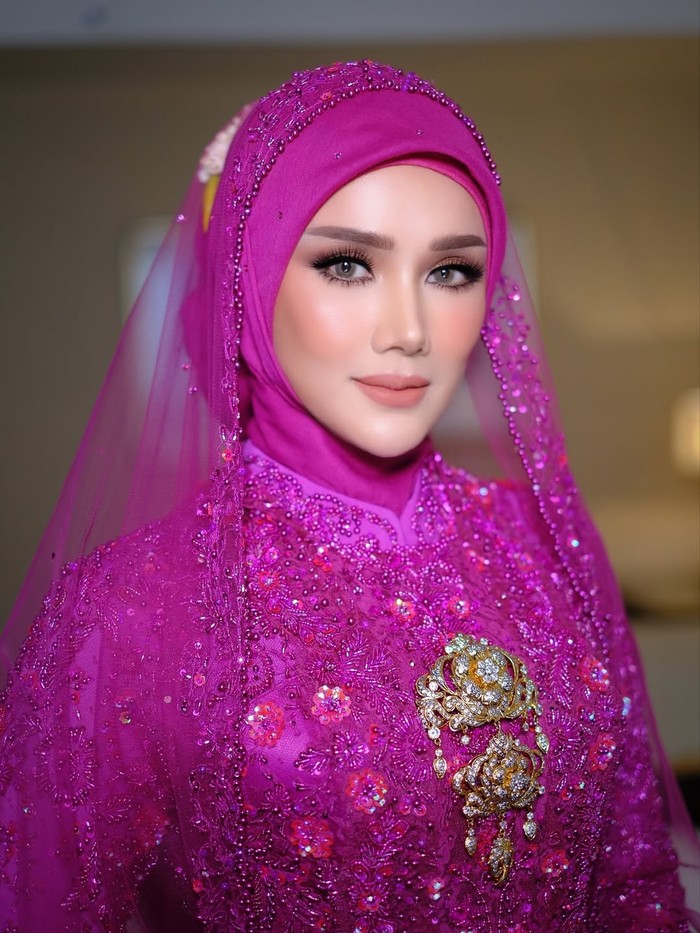 Ahmad Dhani dan Mulan Jameela tampil kompak dalam busana adat Jawa, dengan Mulan yang anggun mengenakan kebaya fuchsia lengkap dengan hijab dan sepatu senada. (Mulan Jameela/Foto: instagram.com/fadlan_indonesia)